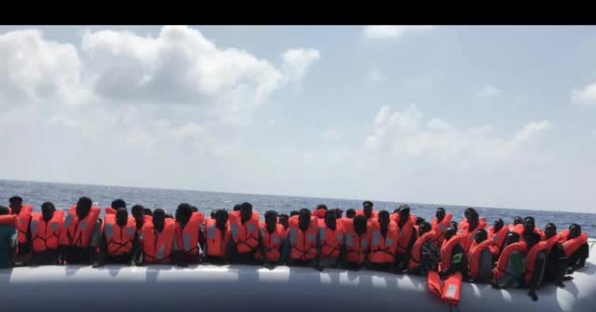 Tunisia, imbarcazione di migranti naufraga al largo di Salakta, almeno 40 morti, tra cui alcuni neonati, 30 le persone soccorse VIDEO Tunisia, imbarcazione di migranti naufraga al largo di Salakta, almeno 40 morti, tra cui alcuni neonati, 30 le persone soccorse VIDEO