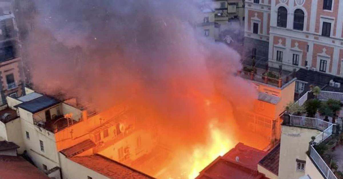 napoli incendio al teatro sannazzaro a fuoco la cupola ipotesi rogo scaturito da cortocircuito 4 persone intossicate 8211 video da Ilgiornaleditalia.it napoli incendio al teatro sannazzaro a fuoco la cupola ipotesi rogo scaturito da cortocircuito 4 persone intossicate 8211 video