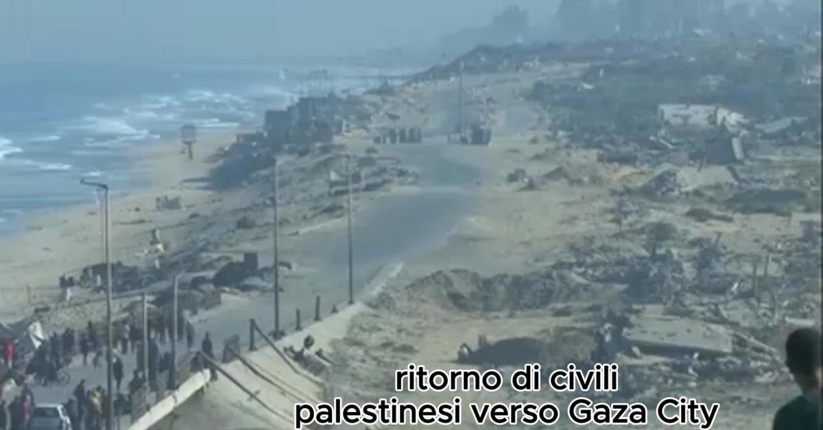 migliaia di palestinesi in cammino dal sud della striscia verso gaza city idf attua ritiro parziale fino alla linea gialla video