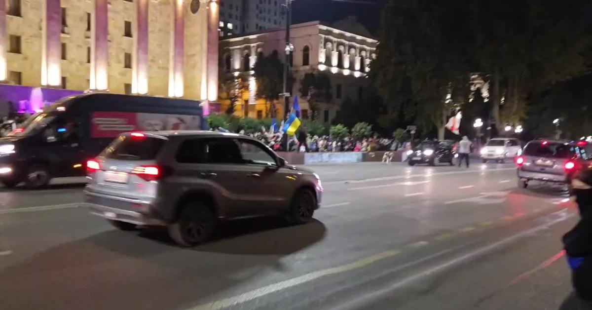 georgia proteste a tbilisi dopo elezioni amministrative dominate da filo russi dimostranti marciano su palazzo presidenziale 5 arresti video