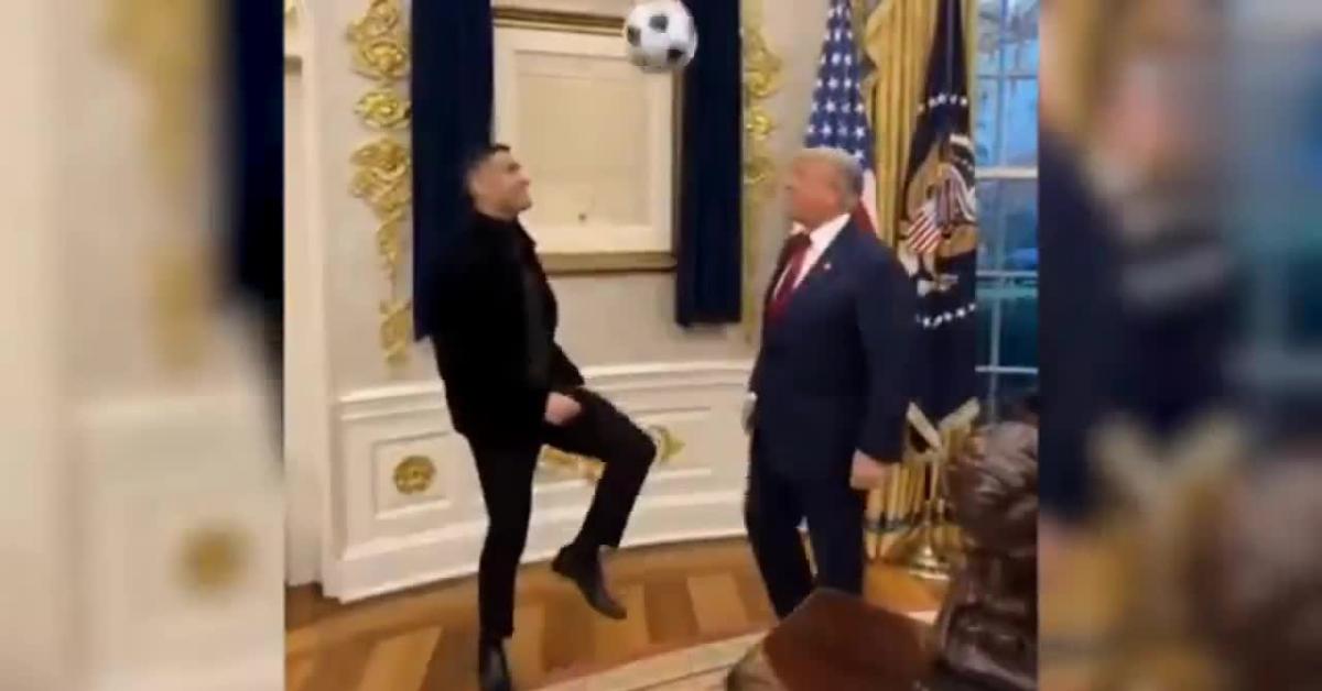 Bilaterale Trump bin Salma, il tycoon e Cristiano Ronaldo palleggiano insieme nello Studio Ovale   VIDEO AI postato dalla Casa Bianca