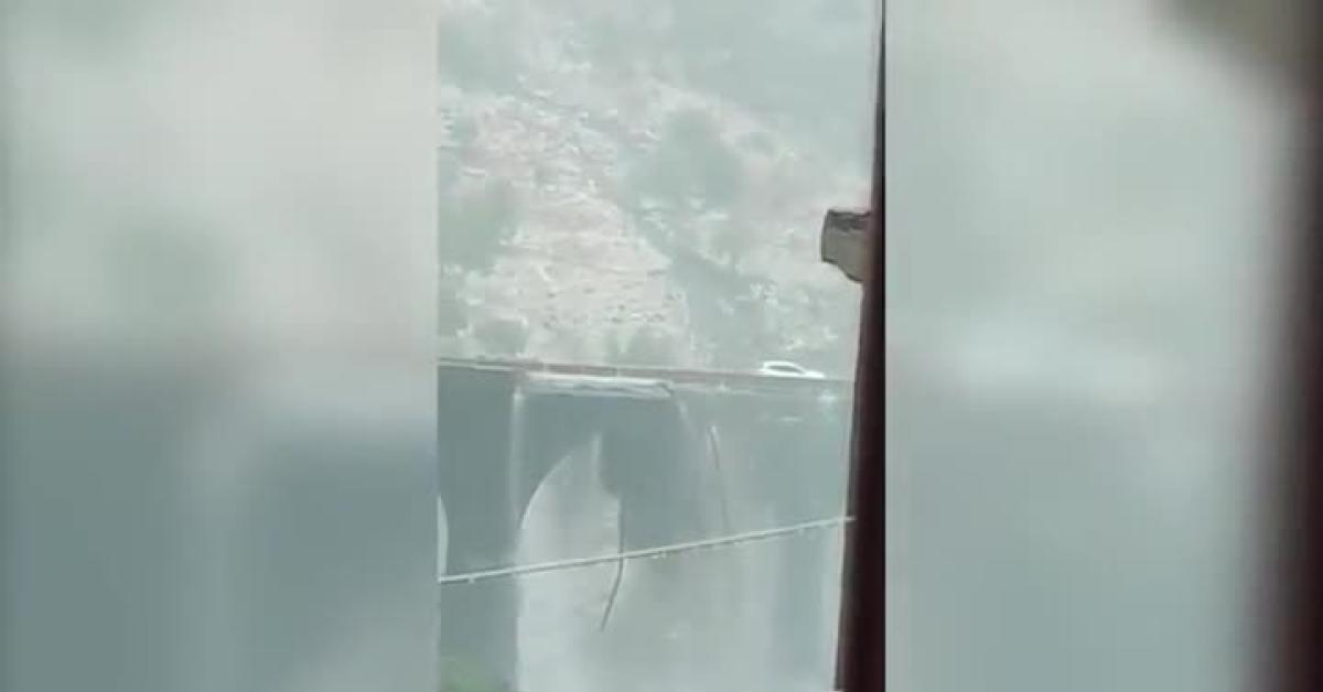 randazzo ct parapetti ponte san giuliano crollano mentre passano le auto anas colpa delle forti piogge avviati lavori di messa in sicurezza video