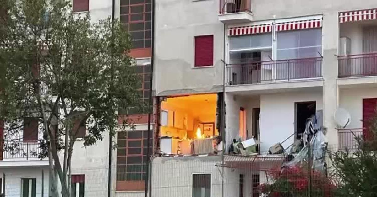 Rivarolo Canavese (TO), esplosione in appartamento al secondo piano di palazzina dovuta a fuga di gas, 2 coniugi feriti, grave la moglie VIDEO Rivarolo Canavese (TO), esplosione in appartamento al secondo piano di palazzina dovuta a fuga di gas, 2 coniugi feriti, grave la moglie VIDEO