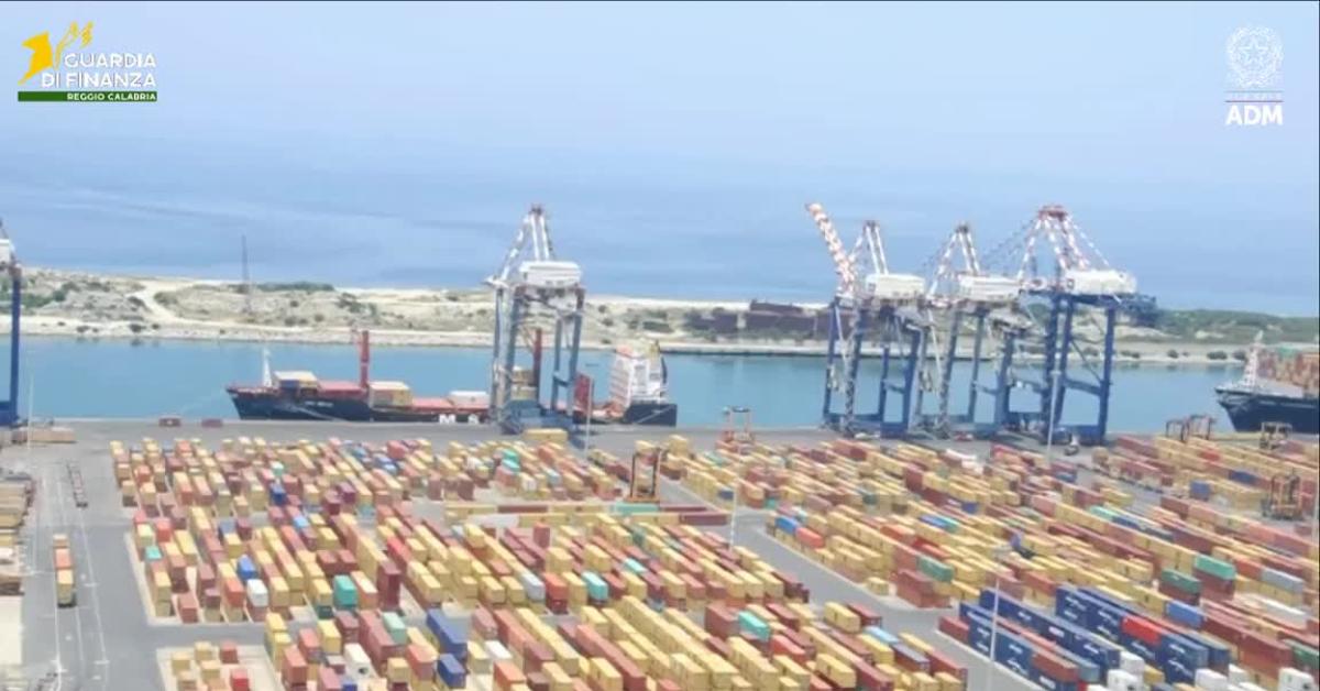Gioia Tauro (Reggio Calabria), maxi sequestro di cocaina, 288 chili di droga in panetti nascosti dentro vani di ventilazione di container   VIDEO