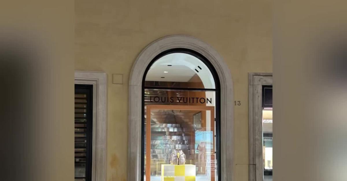 Roma, maxi furto da Louis Vuitton in via dei Condotti, spaccata vetrata con auto, rubati "80 pezzi tra borse e accessori", in 3 in fuga VIDEO Roma, maxi furto da Louis Vuitton in via dei Condotti, spaccata vetrata con auto, rubati "80 pezzi tra borse e accessori", in 3 in fuga VIDEO