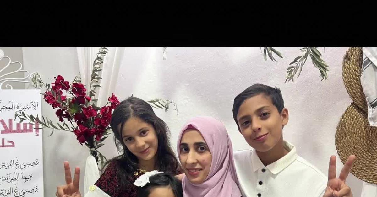 gaza prigioniera palestinese islam halabi rilasciata dopo 8 mesi di carcere in israele per attivit224 di resistenza accolta dai 3 figli video
