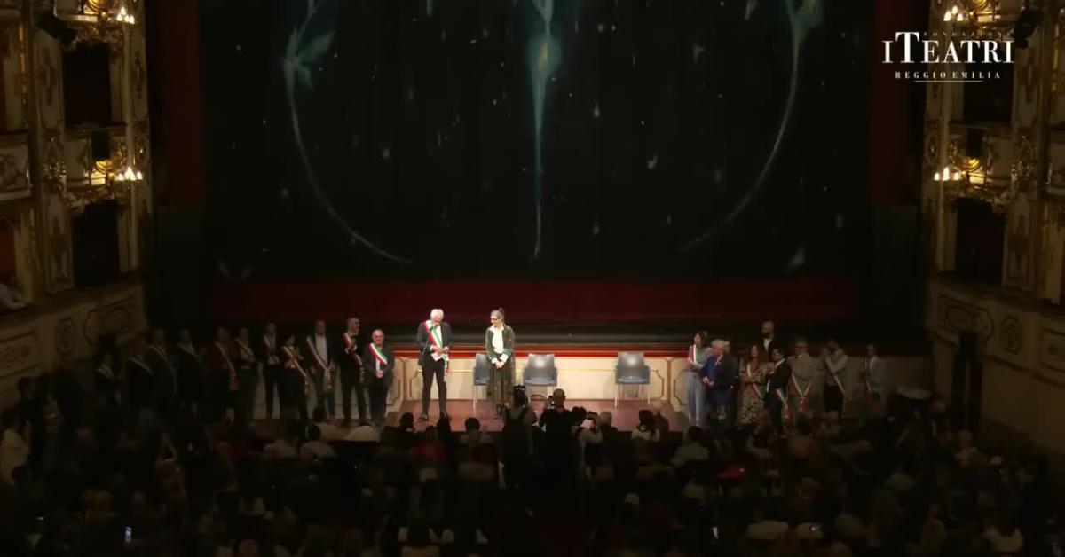 reggio emilia scivolone del sindaco massari a gaza stop genocidio e rilascio ostaggi albanese per la pace non servono condizioni video