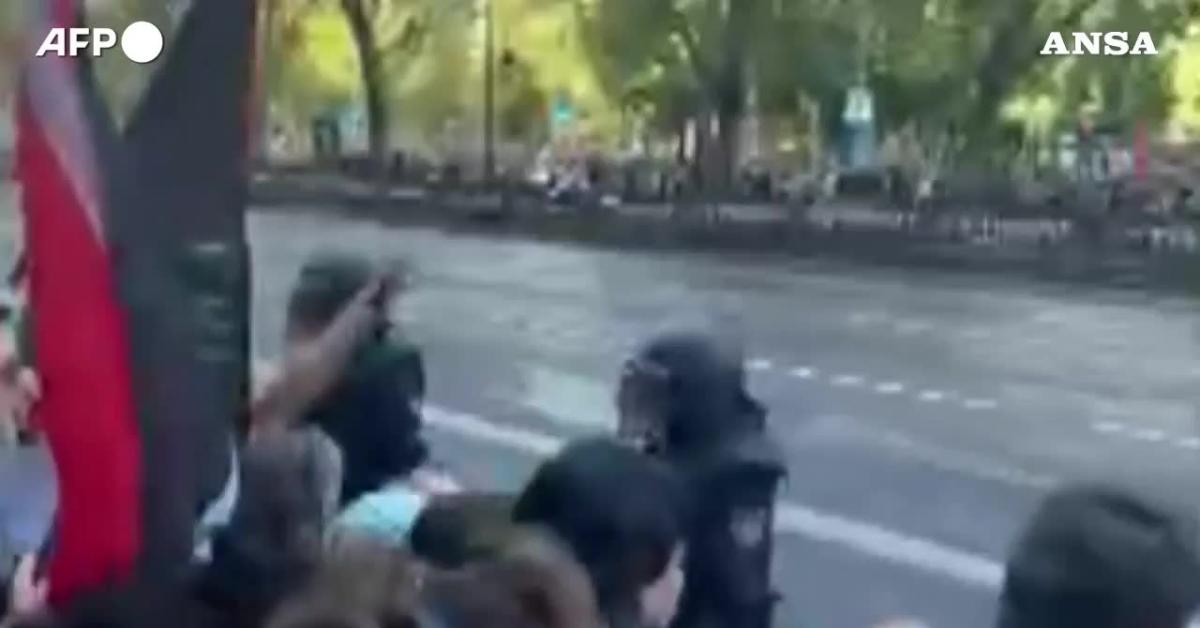 Madrid, ultima tappa della Vuelta annullata a   56km dal traguardo per proteste di oltre 100mila pro Pal, Sánchez: "Sostegno ai manifestanti"   VIDEO
