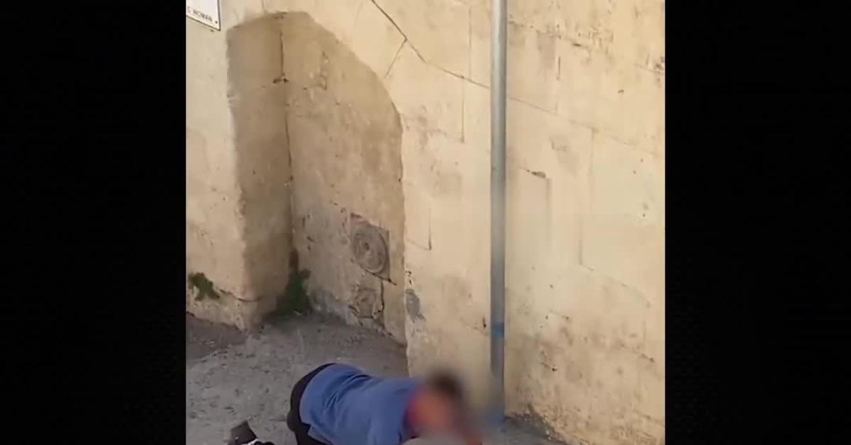Cisgiordania, soldato Idf obbliga bambino palestinese a imitare un cane sotto minaccia di una pistola, poi pubblica VIDEO sui social