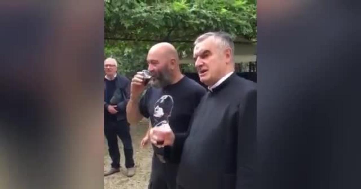 Predappio, padre Giulio Maria Tam già scomunicato dal Vaticano canta inno fascista “Giovinezza primavera di bellezza” a Villa Mussolini VIDEO Predappio, padre Giulio Maria Tam già scomunicato dal Vaticano canta inno fascista “Giovinezza primavera di bellezza” a Villa Mussolini VIDEO