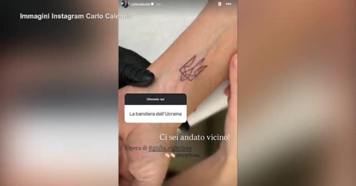 Calenda si fa il tatuaggio del tridente dell