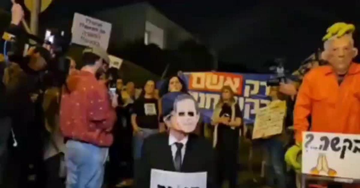 israele manifestazione davanti a casa di herzog per protestare contro richiesta di grazia di netanyahu presenti esponenti opposizione video