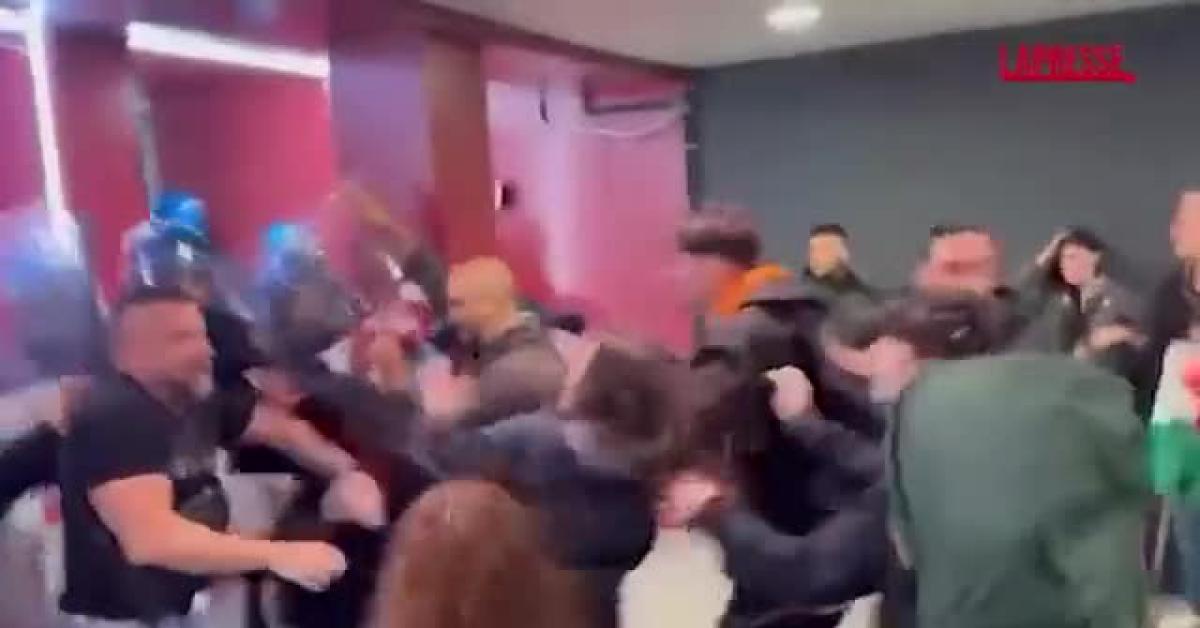 Sciopero per Gaza, sassaiole, cariche della polizia e lacrimogeni in stazione Centrale a Milano contro manifestanti, treni fermi per un