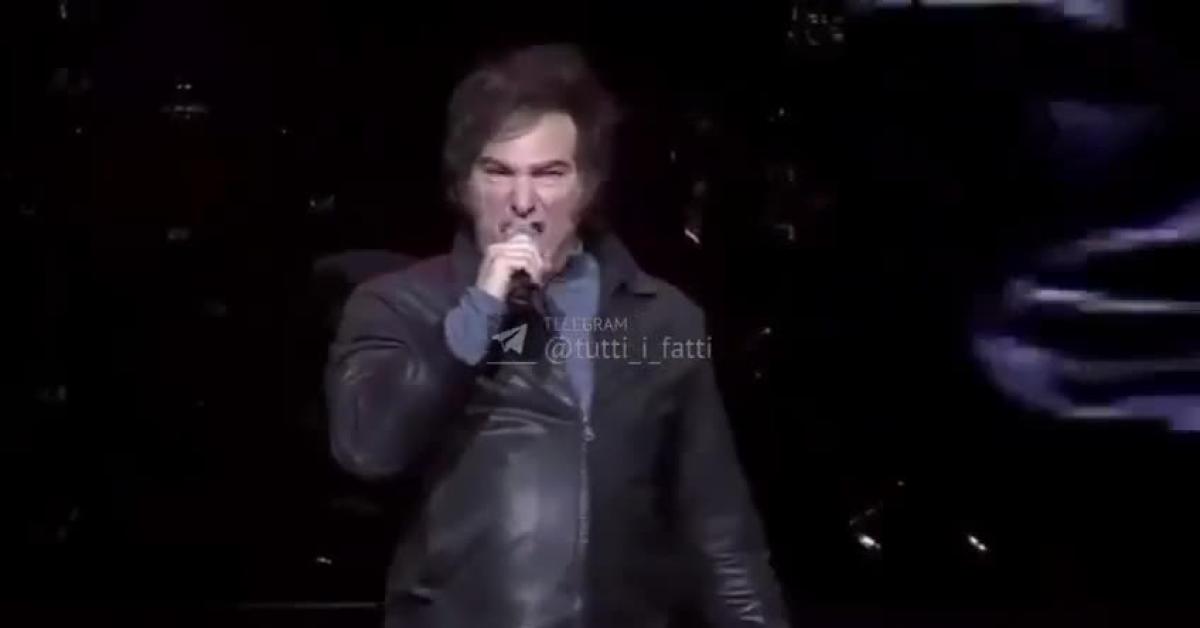 argentina presidente milei canta canzoni rock alla movistar arena di buenos aires durante comizio per presentare suo nuovo libro video