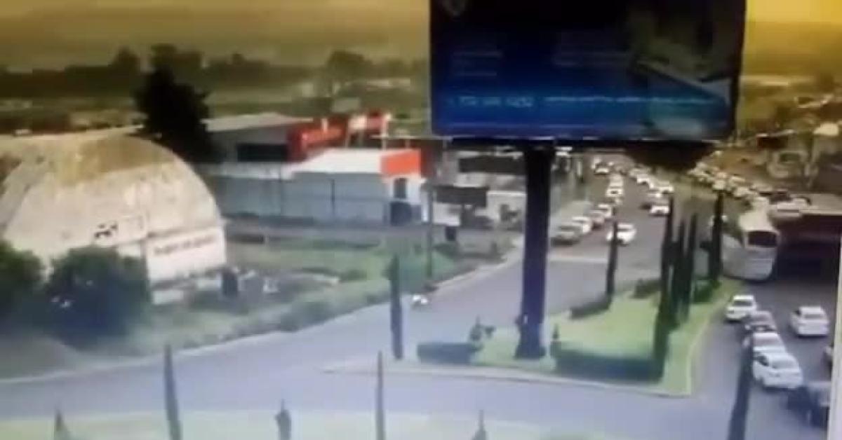 messico treno merci travolge autobus a 2 piani durante attraversamento binari su passaggio a livello ad atlacomulco 10 morti e 61 feriti video