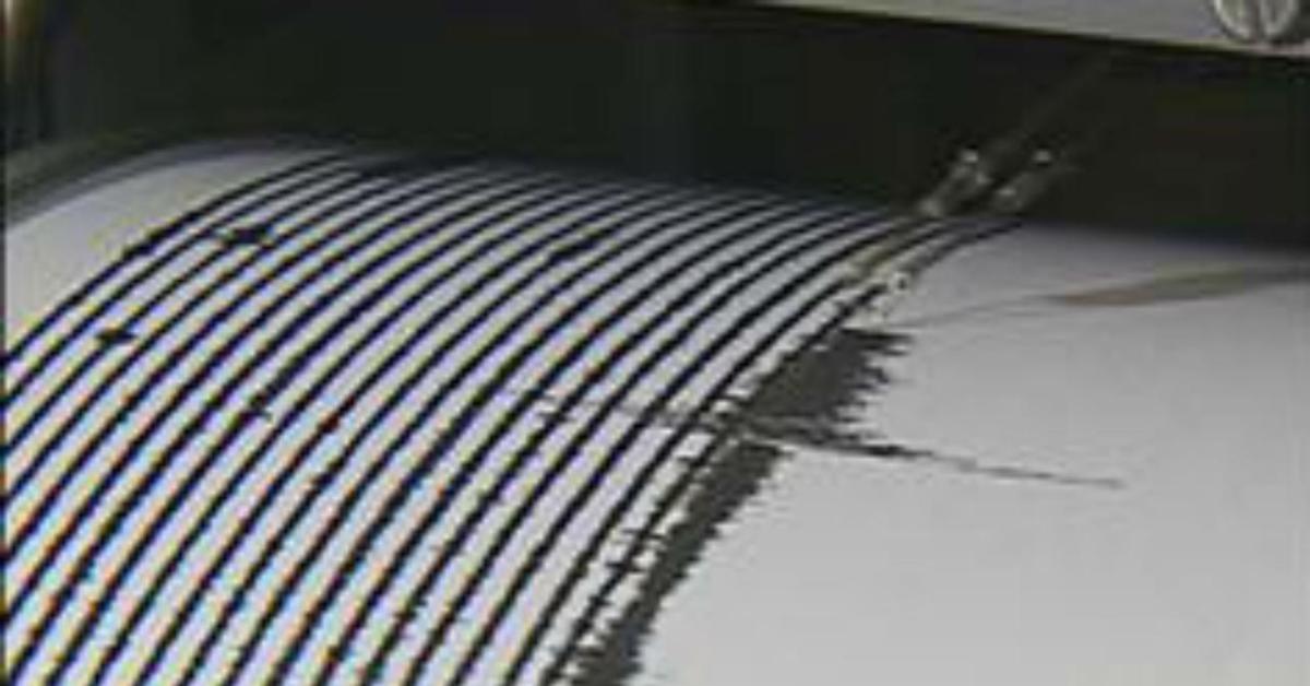 Terremoto al largo delle isole Eolie, scosse di magnitudo 4.9 e 4.6 avvertite anche a Palermo, Messina e Reggio Calabria Terremoto al largo delle isole Eolie, scosse di magnitudo 4.9 e 4.6 avvertite anche a Palermo, Messina e Reggio Calabria