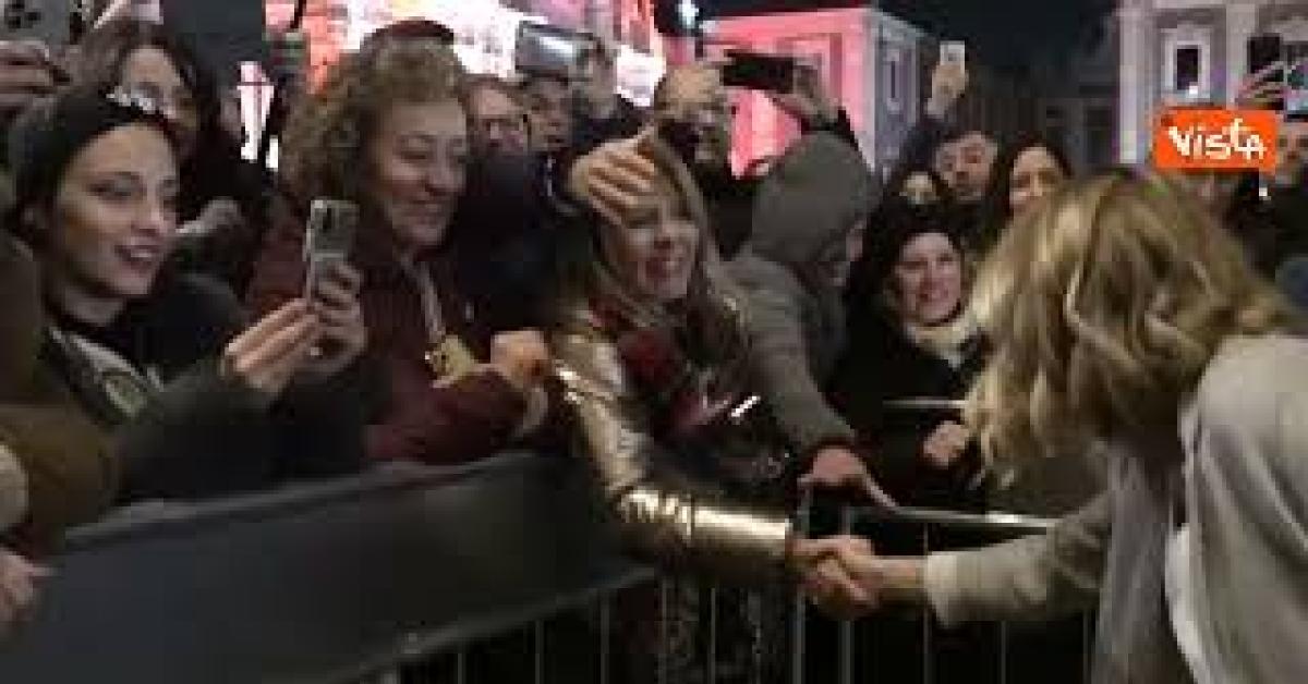 "Giorgia, Giorgia", bagno di folla per Meloni a Catania. Per la premier