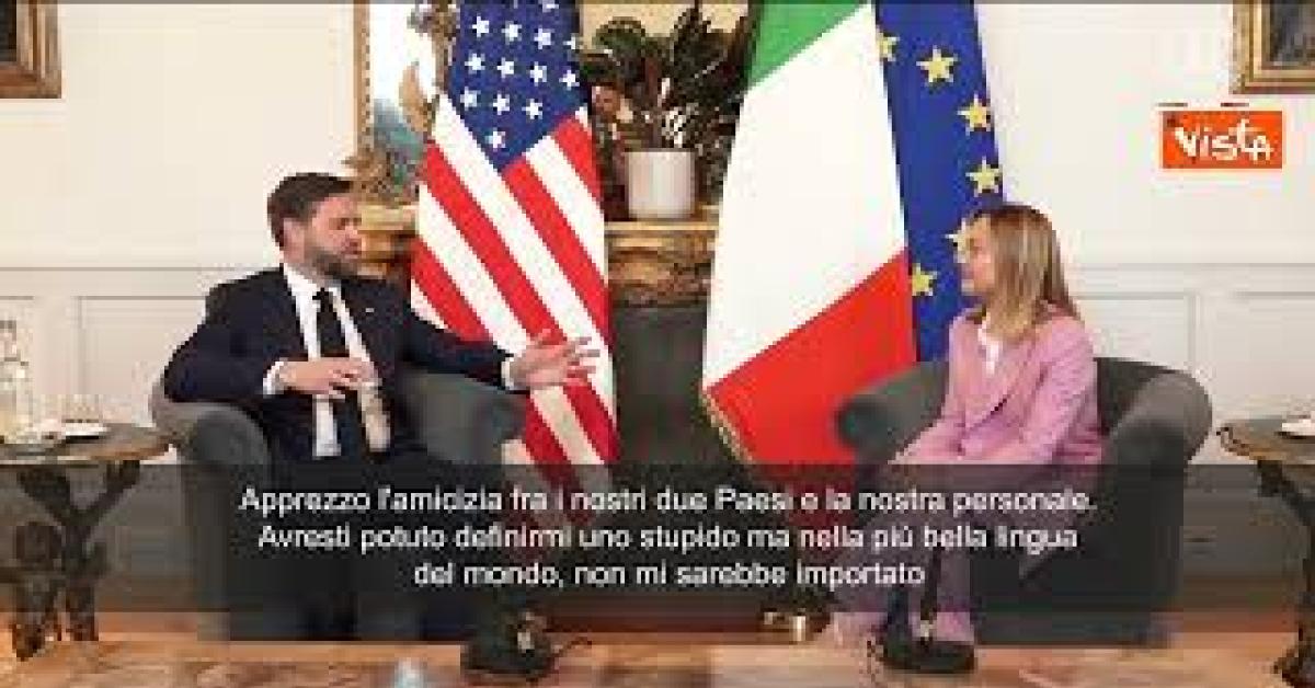 Trabajador Petrolero En Uniforme Y Casco Trabajando En Un Campo Petrolifero Junto Bomba Dia Soleado 185458481