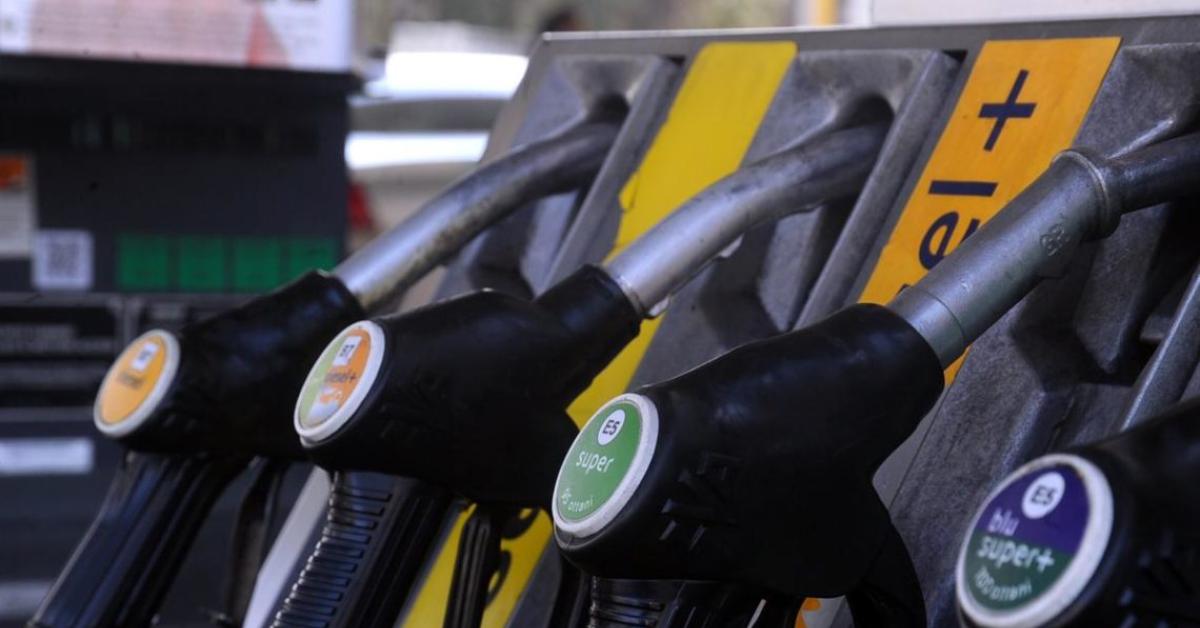 antitrust multa da 936mln a compagnie petrolifere eni esso ip q8 saras e tamoil per intesa su prezzo vendita carburante a scapito di concorrenza