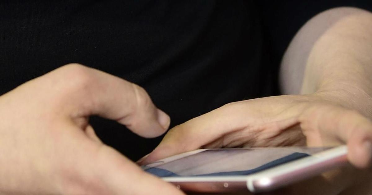 Gaza, due cellulari appena forniti da Israele esplodono in mano a palestinesi, le Ong: "Sospettiamo siano manomessi da Tel Aviv" Gaza, due cellulari appena forniti da Israele esplodono in mano a palestinesi, le Ong: "Sospettiamo siano manomessi da Tel Aviv"