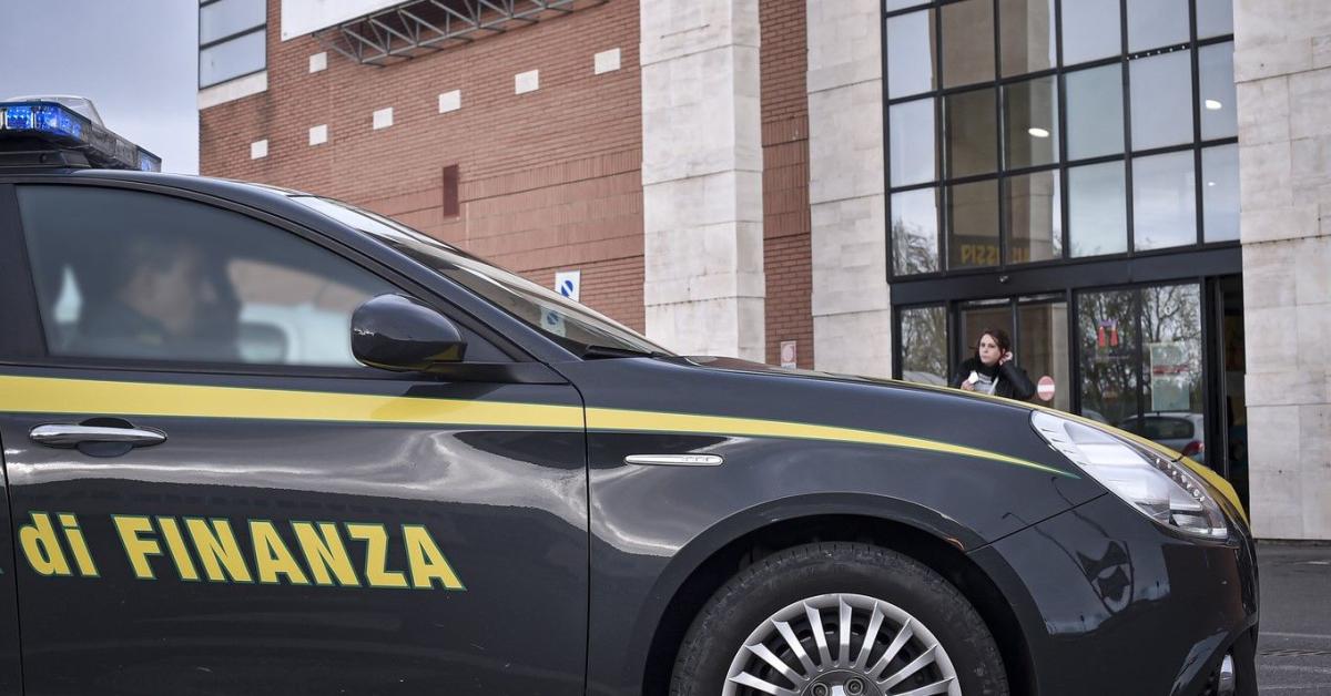 Cassino (FR),  scoperta in un bunker enorme fabbrica di sigarette clandestina: area di 3.200 m2 con produzione di oltre 7mln unità al giorno
