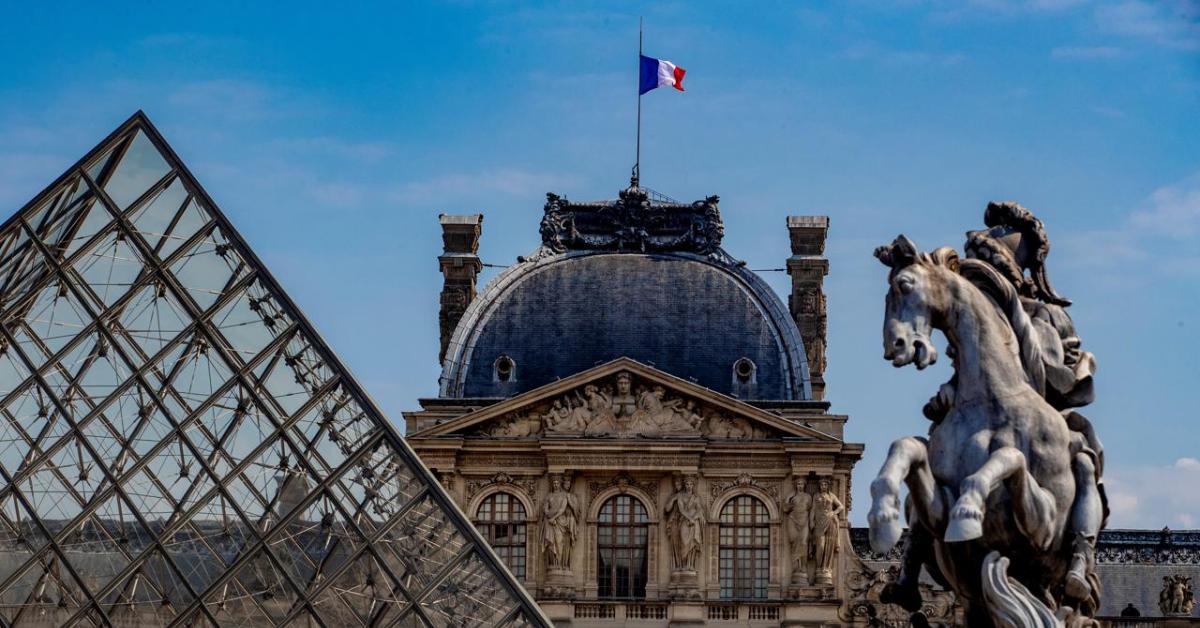 Rapina al Louvre, rubati 9 gioielli di Napoleone, ladri entrati con un montacarichi nella galleria Apollo, il furto compiuto in 7 minuti Rapina al Louvre, rubati 9 gioielli di Napoleone, ladri entrati con un montacarichi nella galleria Apollo, il furto compiuto in 7 minuti