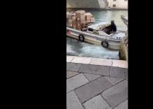 Venezia, ruba "mototopo" trasporto merci e distrugge balaustra sotto Ponte di Rialto: arrestata 20enne tunisina, "danni incalcolabili" - VIDEO