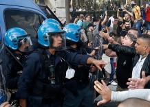 Dl sicurezza firmato da Mattarella, niente schedature per chi compra coltelli, "scudo penale" per polizia, tutele per capitreno e arbitri