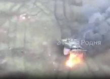 Guerra in Ucraina, vecchio tank russo degli anni '70 distrugge Leopard 2 Hi-Tech nuovissimo, il mezzo si incendia e i soldati scappano - VIDEO