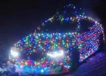 Bari, il proprietario della macchina addobbata da albero di Natale multato dalla Polizia di Stato