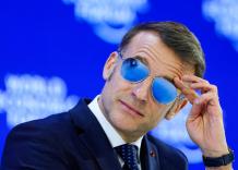 Macron vieta in Francia i social media ai minori di 15 anni e dichiara "Il cervello dei nostri figli non &egrave; in vendita"