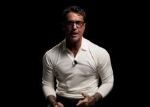 Fabrizio Corona, rimossi i profili social personali e di Falsissimo "dopo azione legale di Mediaset", Meta: "Violati standard community"