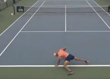 Australia, tennis Papac non si regge in piedi in campo, perde equilibrio e cade in avanti ad ogni colpo: "Crampi o alcol?" - VIDEO