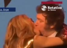 Bacio passionale tra Javier Milei e la cantante F&aacute;tima Fl&oacute;rez sul palco del concerto, standing ovation del pubblico - VIDEO