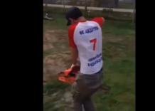 Uomo cerca di accendere la motosega tenendo la lama dentata tra le gambe sotto i genitali, si salva per un soffio perch&eacute; il motore non parte - VIDEO