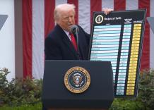 Corte suprema Usa boccia dazi globali di Trump, 6 s&igrave; e 3 no: &ldquo;Il tycoon non ha il potere di imporli senza approvazione Congresso"