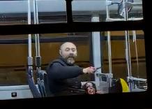 Terrore a Napoli, su bus uomo di 39 anni accoltella pi&ugrave; volte una 32enne al volto e alle braccia, fermato dai passeggeri rischia linciaggio