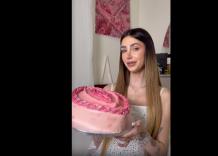 Michelle Comi si fa fare una torta al gusto della "sua vagina": "Auguri a lei dopo un anno dall'intervento con cui &egrave; tornata come nuova" - VIDEO