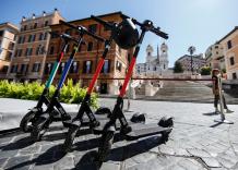 Monopattini, scatta l'obbligo di targa e assicurazione per regolamentare la mobilit&agrave; leggera