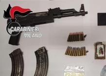 Milano banlieue, 26enne marocchino spara con kalashnikov "per intimidire negoziante" a Corsico: arrestato con addosso 120 gr di cocaina - VIDEO