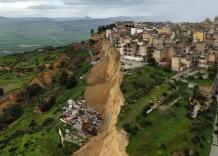 Frana a Niscemi, inagibili 2 vie di accesso su 4 e 1.500 sfollati, sindaco Conti: "Ora il canyon &egrave; alto 50 metri" - VIDEO