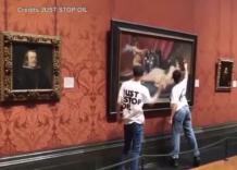 Londra, attivisti climatici di just stop oil rompono a martellate il vetro di un quadro di Velazquez alla National Gallery per protesta contro combustibili fossili - VIDEO