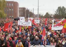 Germania, protestano i dipendenti Volkswagen contro tagli e chiusure