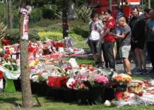 I tifosi del Liverpool depongono fiori per Diogo Jota