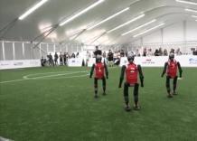 I robot umanoidi si allenano a Pechino per i mondiali di calcio