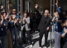 Tim Cook a Tokyo per la riapertura dell'Apple store a Ginza