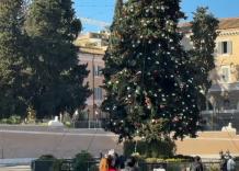 Roma si accende per le feste e aspetta il boom di turisti per Natale