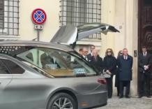 L'arrivo del feretro di Valentino, aperta la camera ardente a Roma