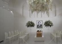 La camera ardente di Valentino: "Total white" e gli amati carlini