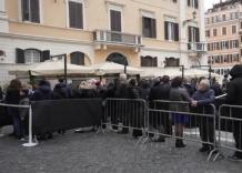 A Roma in coda per l'omaggio Valentino, folla alla camera ardente